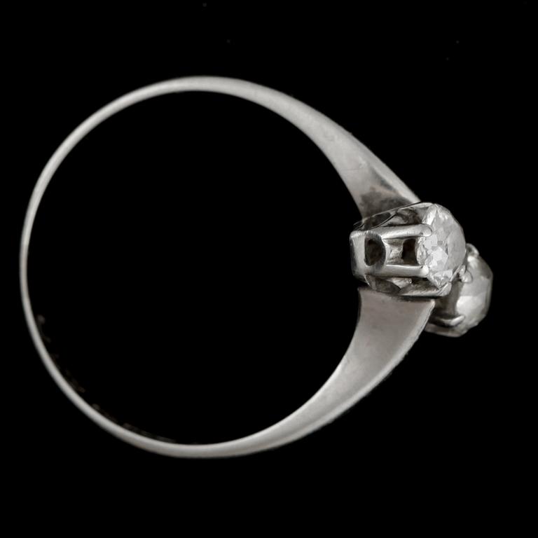 RING, sk syskonring, 18k vitguld med två glaslipade diamanter, tot ca 0,46 ct. Stockholm 1942. Vikt ca 2,7 gram.