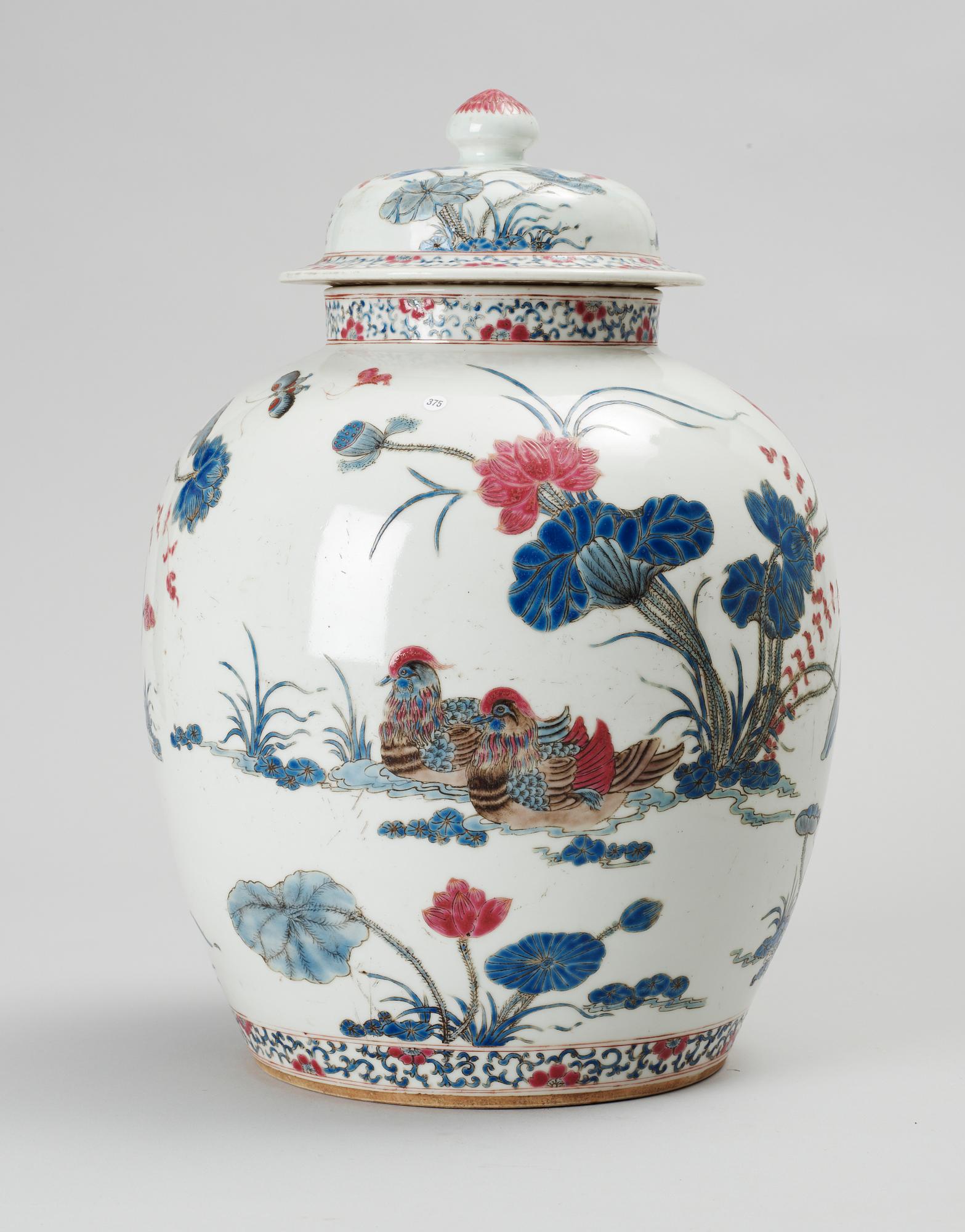 URNA med LOCK. porslin. Kina. 1900-tal.