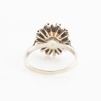 Ring, silver with a pearl and brilliant-cut diamonds.