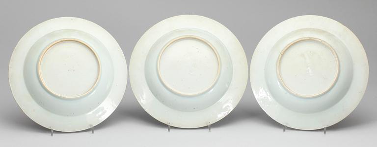 TALLRIKAR, djupa, 3 st, porslin. Qing dynastin, Qianlong (1736-95).