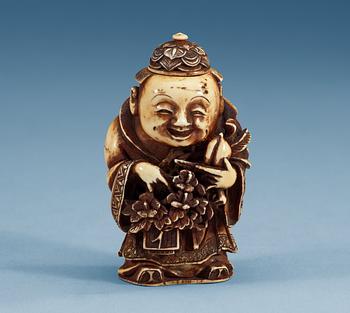 1492. A fine ivory figural snuff bottle with cover, Qing dynasty, 19th century, with Qianlong four character seal mark.