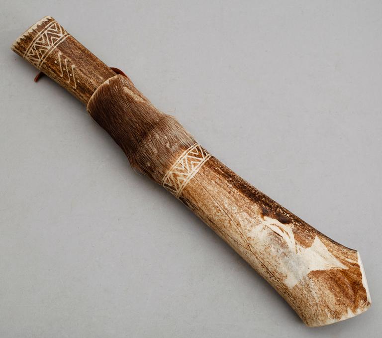 KNIV, handtag av renhorn, monogramsignerad.