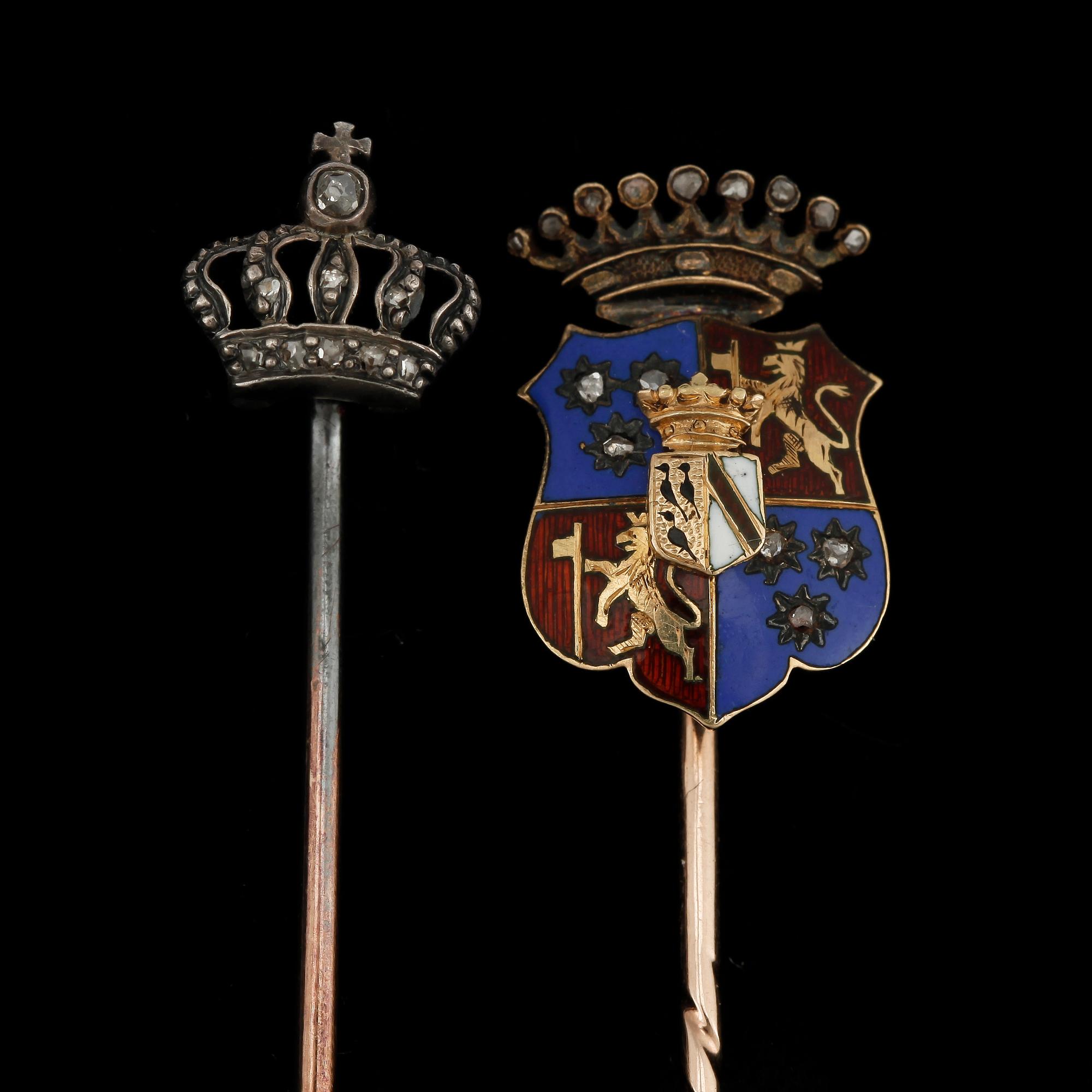 KRAVATTNÅLAR, 2st, 14k guld med rosenstenar, friherrligt vapen samt sluten krona.