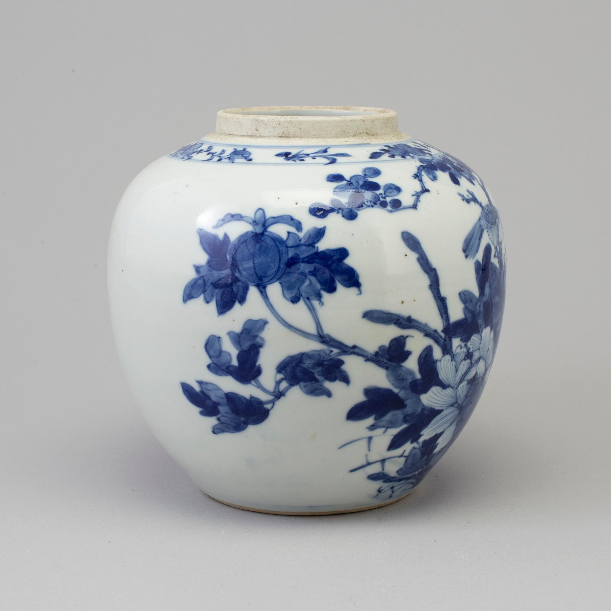 A blue and white porcelain jar, Qing dynasty, late 19th century.