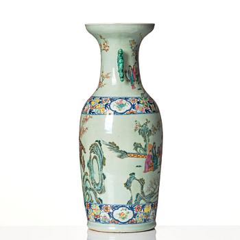 A famille rose vase, late Qing dynasty, 19th Century.