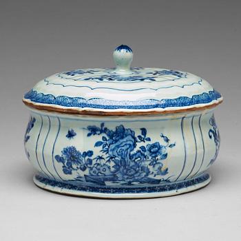 A blue and white tureen with cover, Qing dynasty, Qianlong (1736-95).