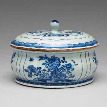 A blue and white tureen with cover, Qing dynasty, Qianlong (1736-95).