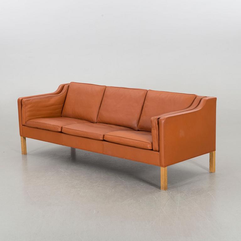 A BØRGE MOGENSEN MODEL 2213 LEATHER SOFA.