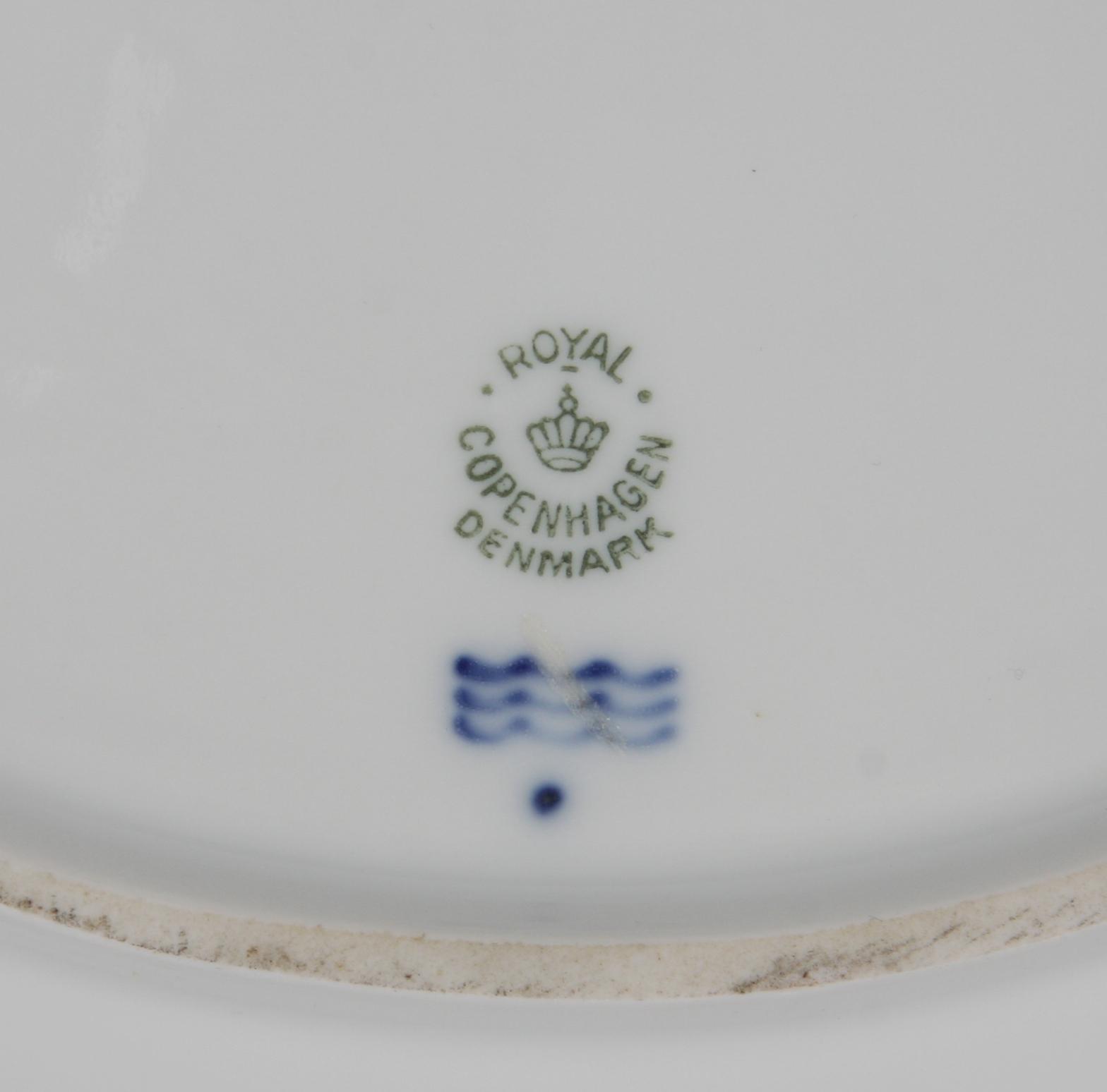 FAT, porslin, Royal Copenhagen "Flora Danica" s k Hausmalerei.