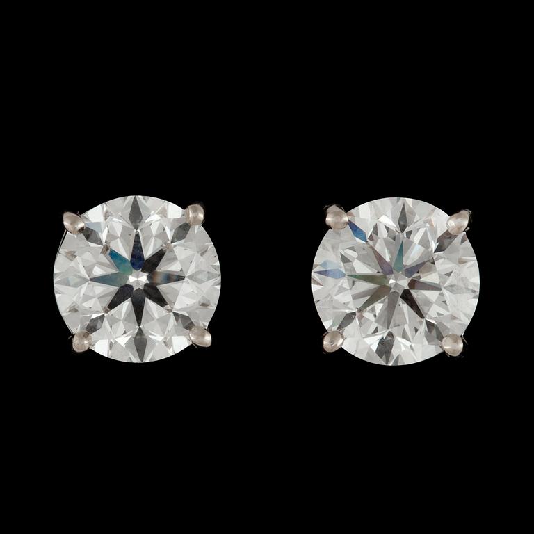 ÖRHÄNGEN, briljantslipade diamanter, vardera 2 ct samt 2.02 ct.
