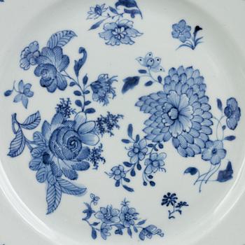 A set of 24 Chinese export porcelain plates, Qing dynasty, Qianlong (1736-95).