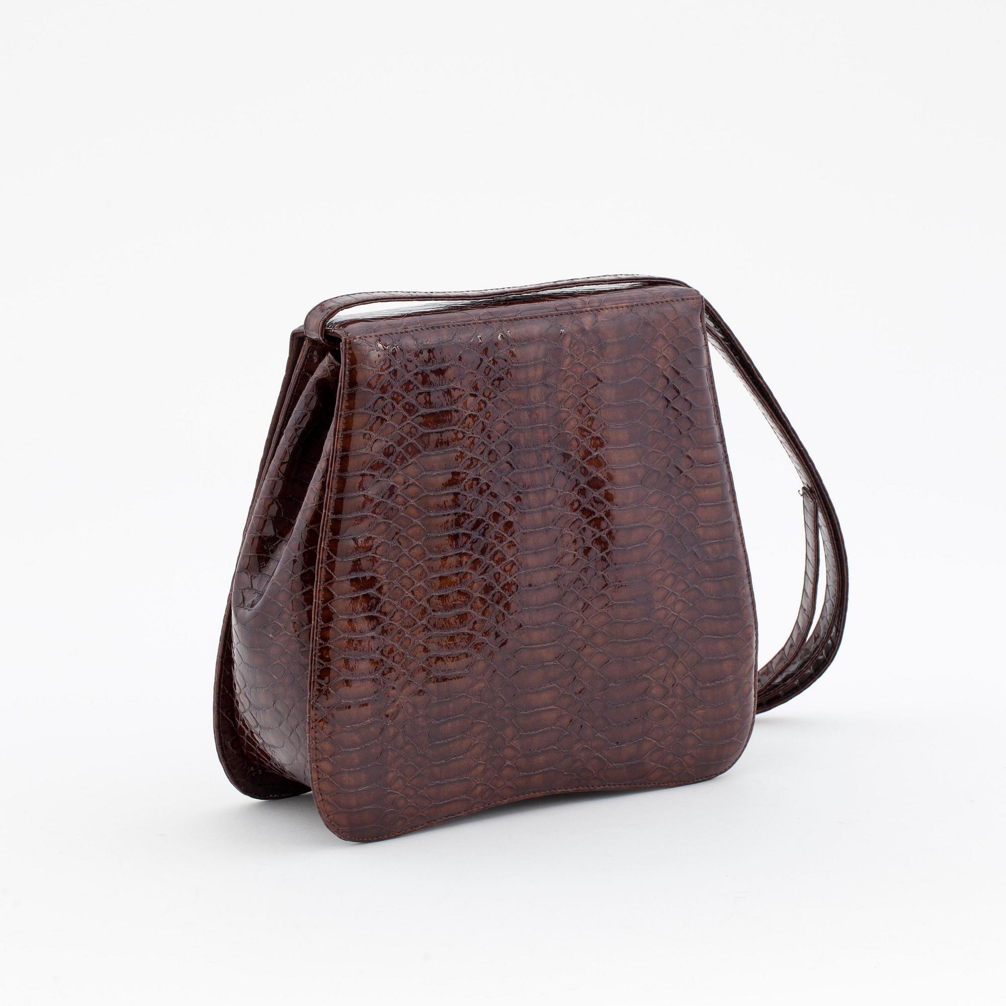 SANDRO VICARI a brown snakeskin shoulder bag. Bukowskis