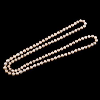 A NECKLACE, 32 South sea pearls Ø 12 - 14 mm.