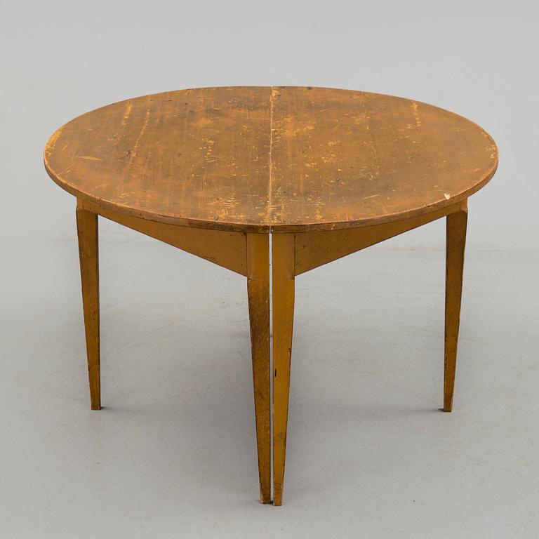 A two-part round table, first half of the 19th Century.