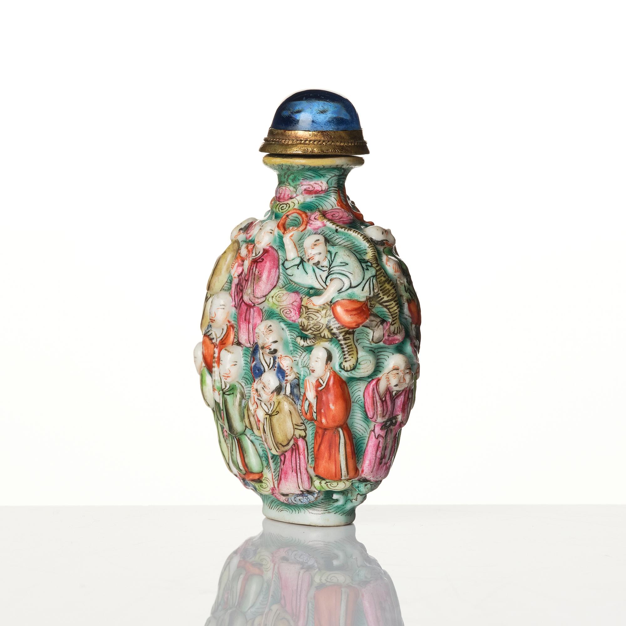 A Chinese porcelain snuff bottle, late Qing dynasty / early 20th century.