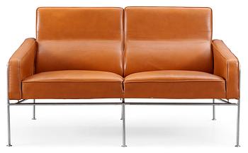 64. An Arne Jacobsen two-seated brown leather and chromed steel sofa by Fritz Hansen, Danmark.