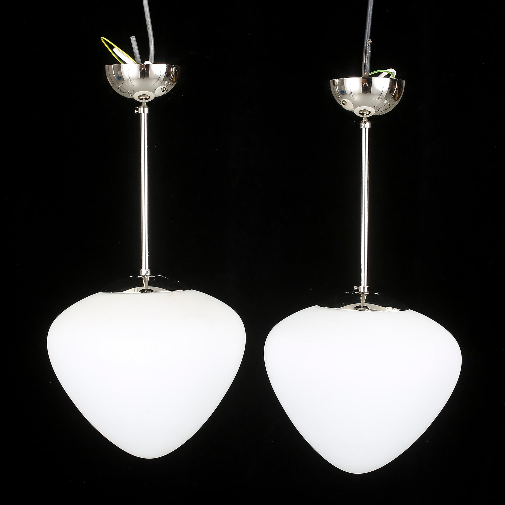 TAKLAMPOR, ett par, Laurel lamp modell 6032, 1900-talets mitt. Märkta Made in Sweden. Höjd 48 cm.