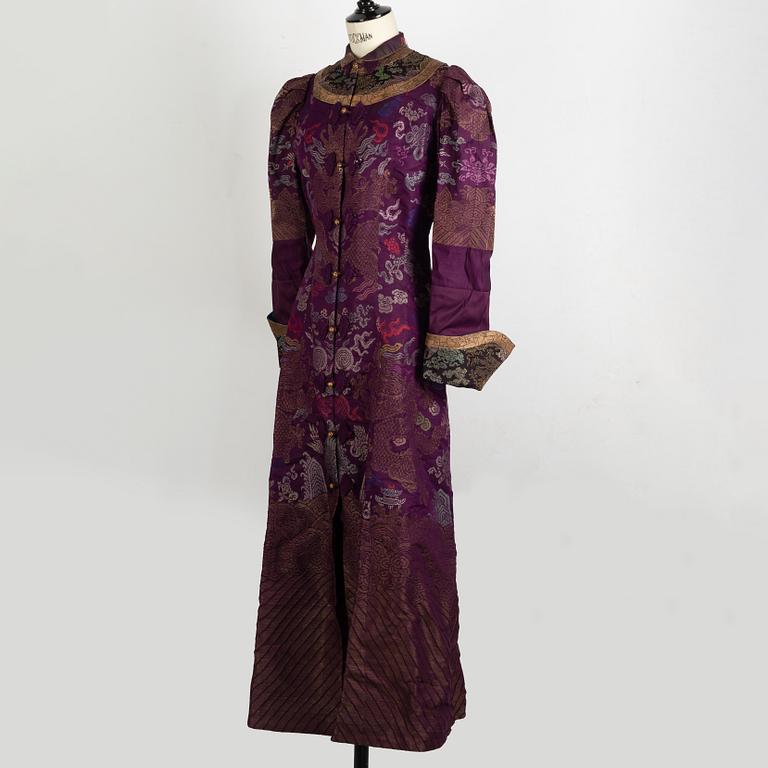 A Chinese silk robe, late Qing dynasty/around 1900.