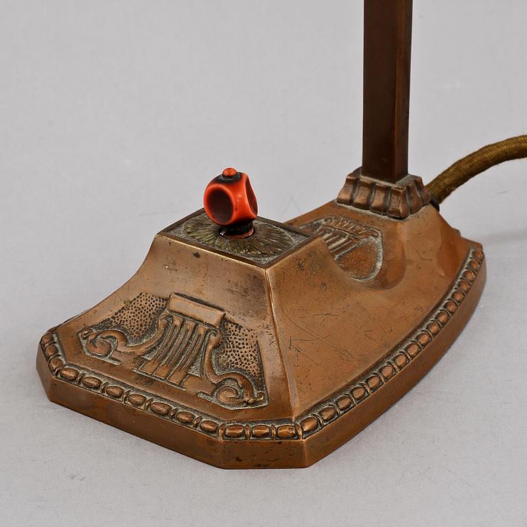 BORDLAMPA/VÄGGLAMPA, s k kippstake, jugend, 1900-talets första kvartal.