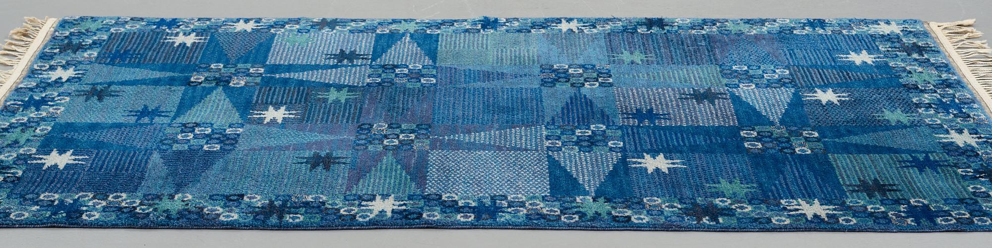 Barbro Nilsson, Matta, "Stjärnflossan, blå", flossa, ca 242-243 x 146-147,5 cm, signerad AB MMF BN.