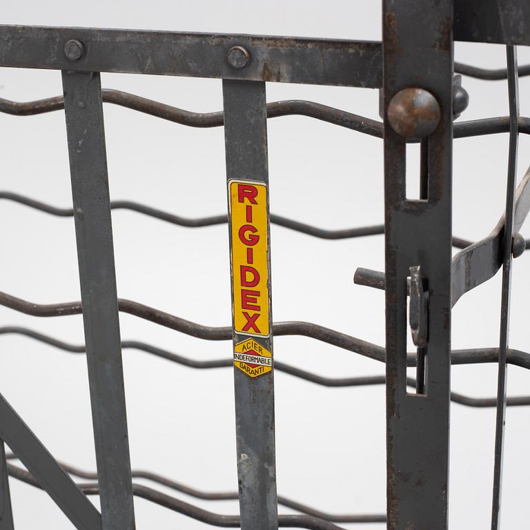 A wine rack, 20th century.