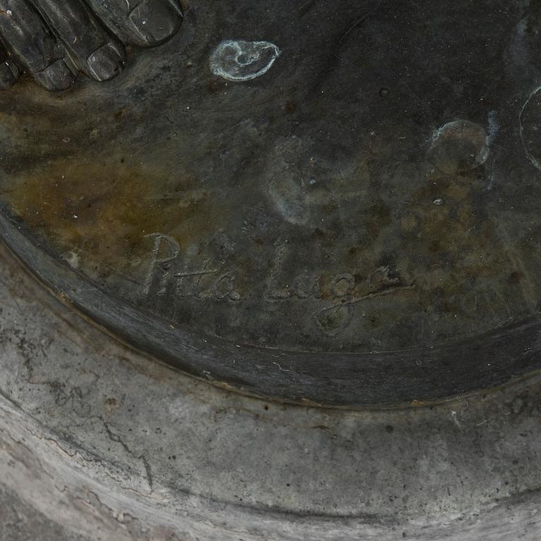 Pitta Luga, jälkeen, Seisova nainen.