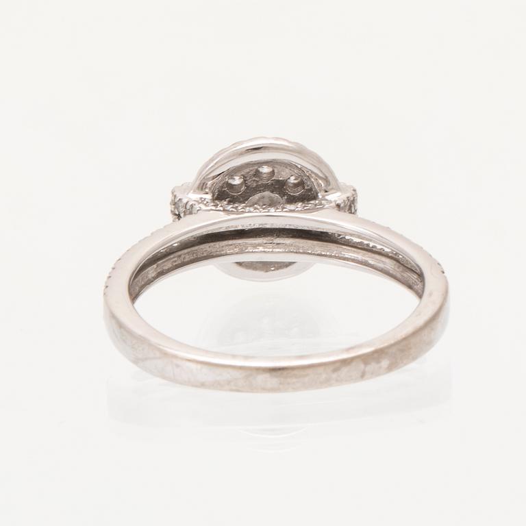 An 18K white gold ring set with round brilliant-cut diamonds.