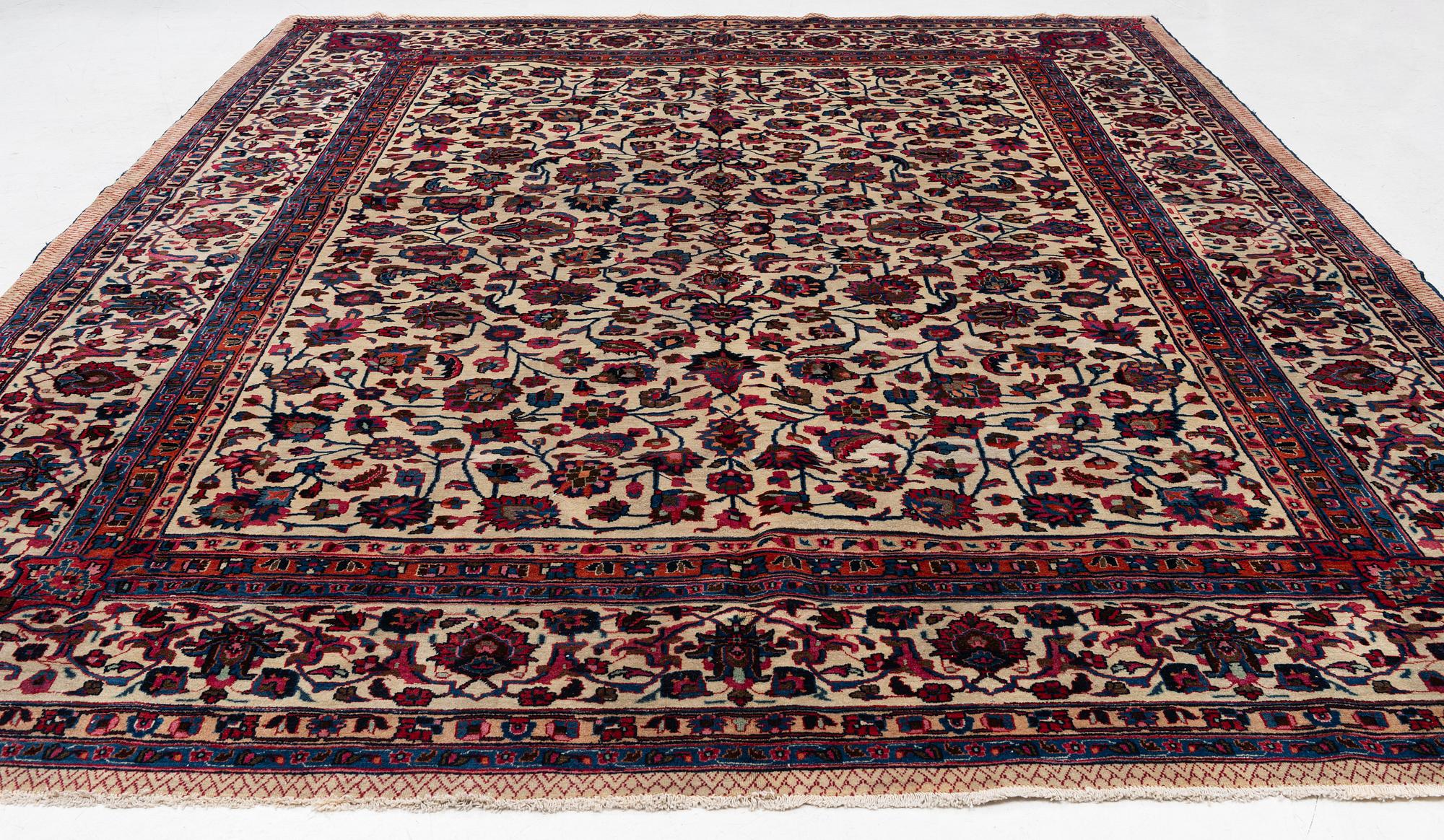 Matta, semiantik Meshed, signerad Saber, ca 369,5 x 300 cm.