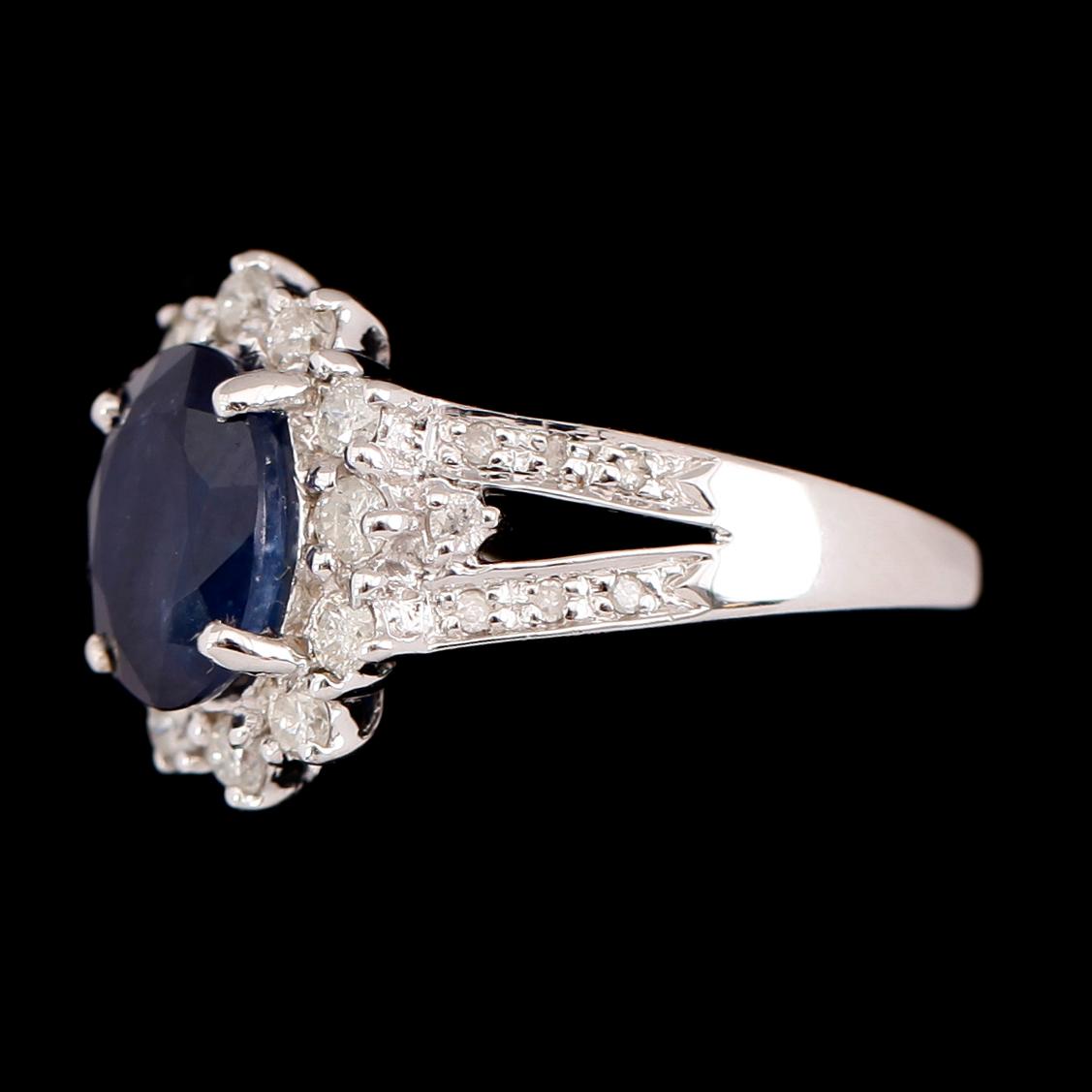 RING, 10 k vitguld, safir ca 3.15 ct. briljantslipade diamanter tot ca 0.70 ct.