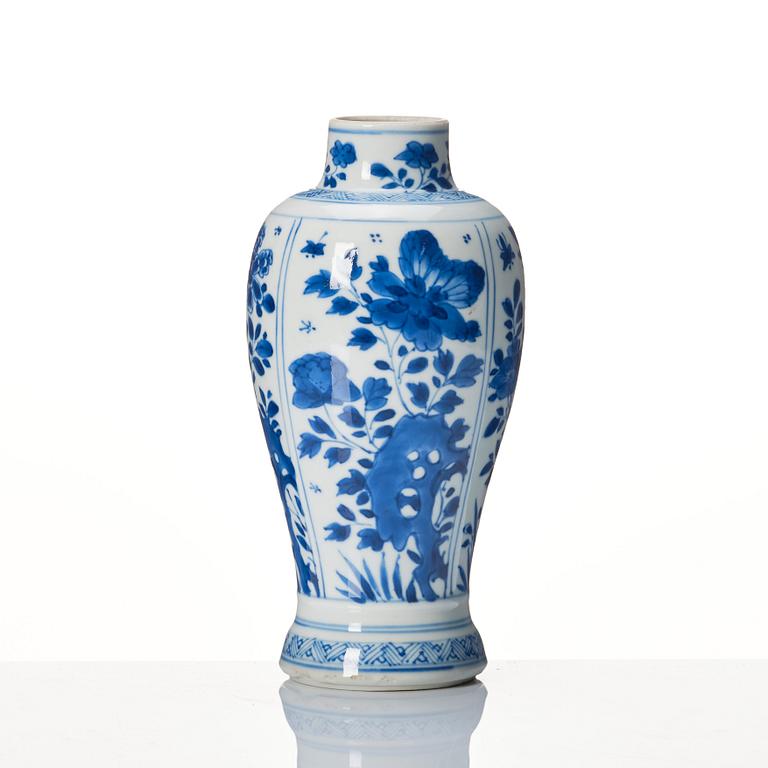 A blue and wite vase, Qing dynasty, Kangxi (1662-1722).