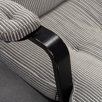 Bruno Mathsson, fåtölj med fotpall, "Ingrid", DUX. Jubileumsutgåva 2007. Plakettmärkta.