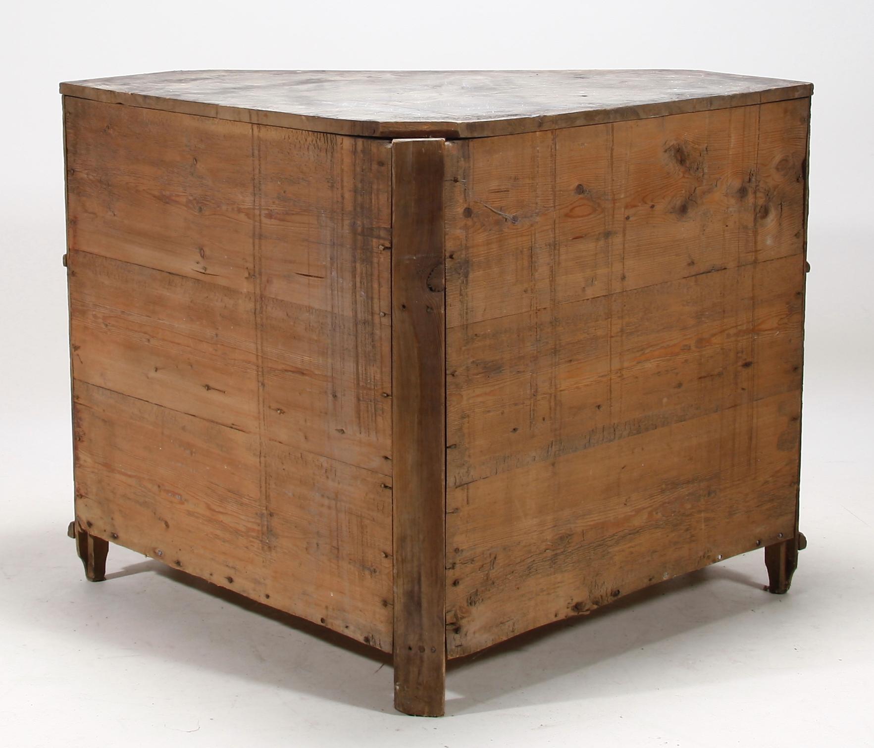 HÖRNSKÅP. Allmoge, 1800-tal.