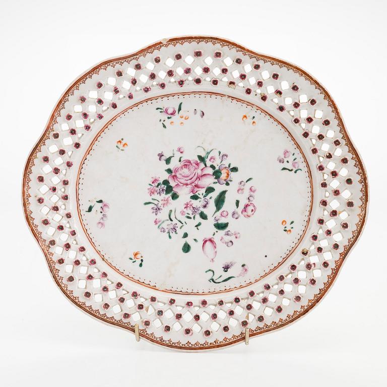 Kulho, maljakko ja vati, posliinia. Kiina, 1700/1900-luku. Sekä kulho, cloisonné. Japani, 1900-luvun alku.