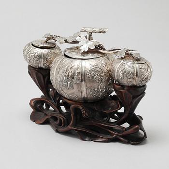 SKÅLAR MED LOCK, låghaltigt silver, Kina, 1900-talets första hälft.