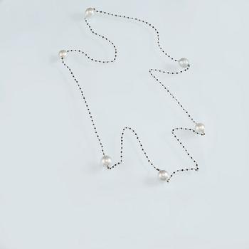 COLLIER, 18K vitguld med svarta diamanter samt 6 odlade South Sea-pärlor. Vikt 21,3 gram.