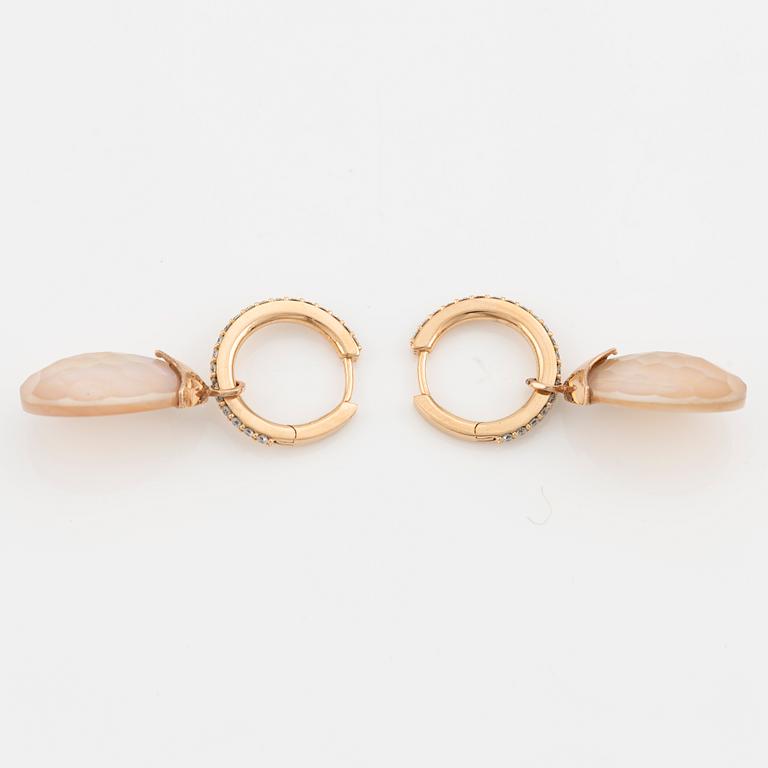 Earrings in 18K gold with mother-of-pearl, faceted rose quartz, and round brilliant-cut diamonds.