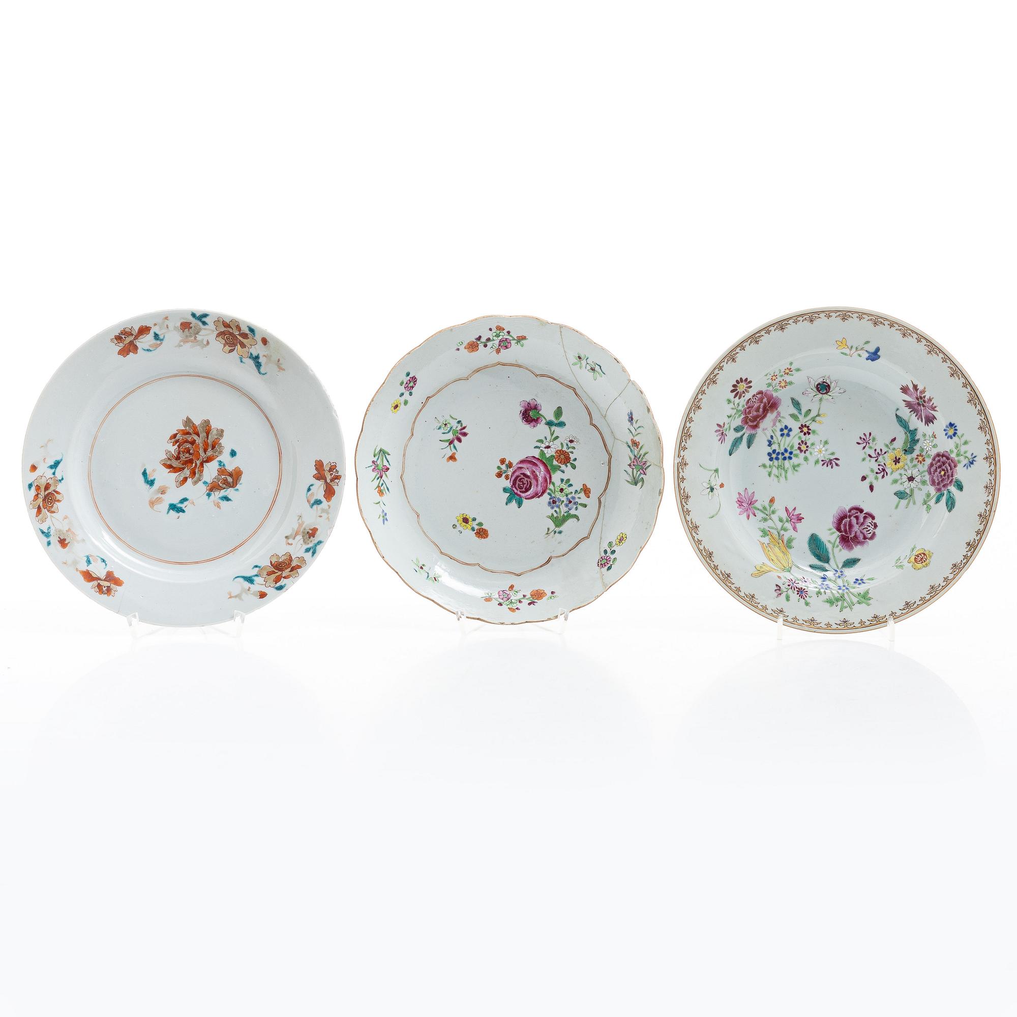 Tallrikar, tre stycken, porslin. Qingdynastin, 1700-tal.