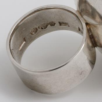 ANDERS HÖGBERG, Göteborg, 1973, ring med cabochonslipad sodalit.