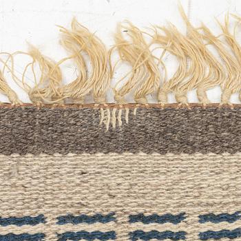 A machine-woven carpet (so-called double-woven), approx. 284 x 202 cm.