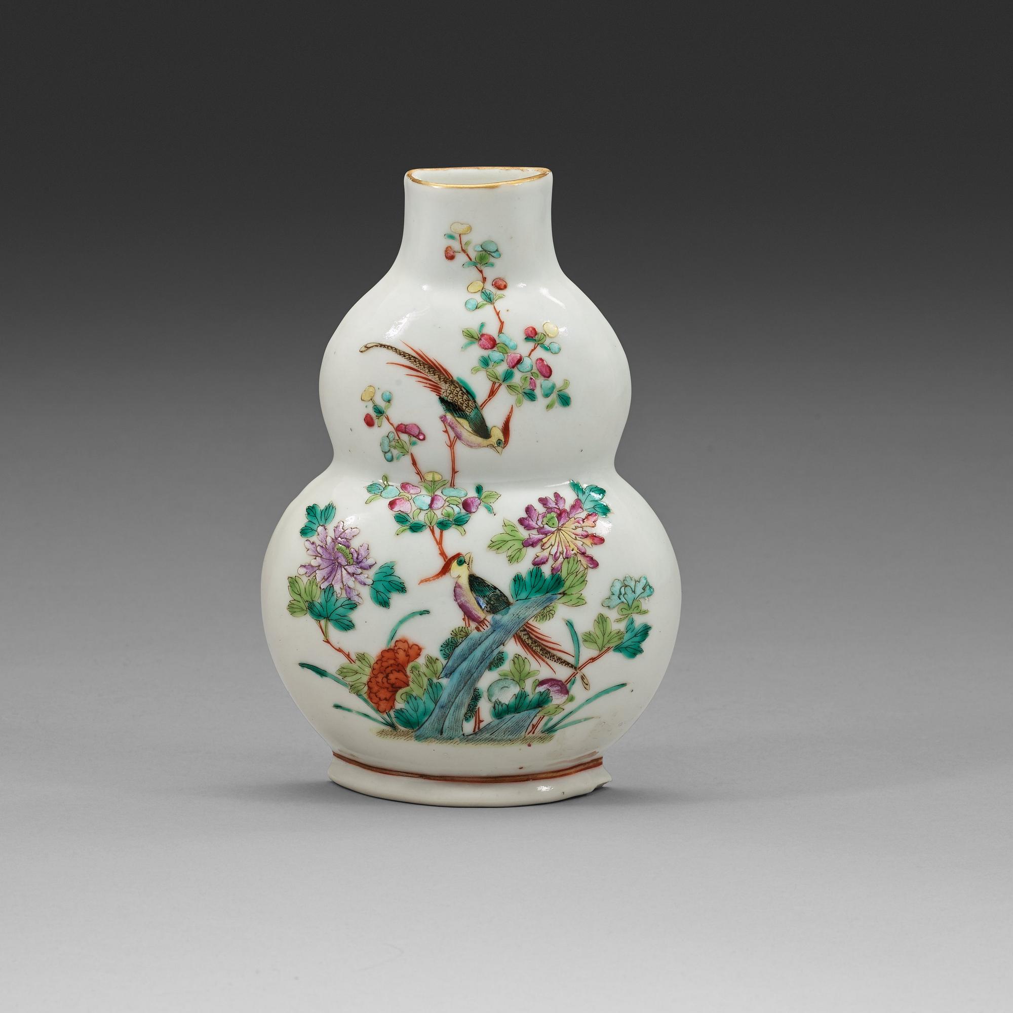 VÄGGVAS, porslin. Sen Qingdynasti, 1800-tal.