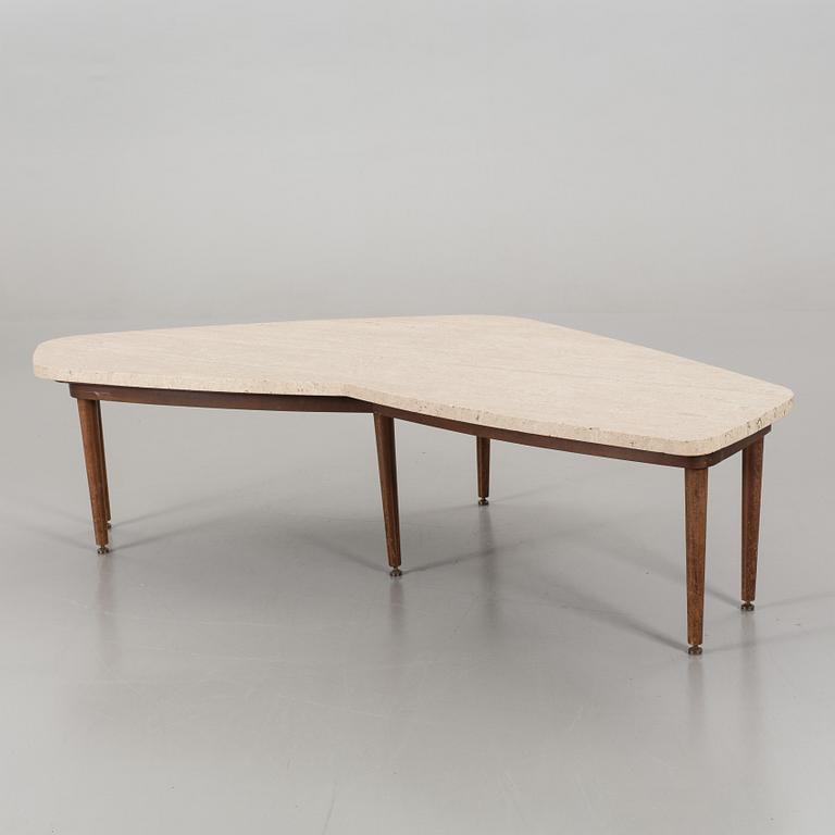 A MID 20TH CENTURY COFFEE TABLE.