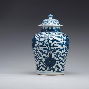 A blue and white urn with cover, Qing dynasty, Kangxi (1662-1722).