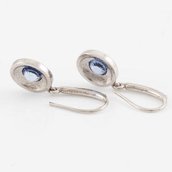 Earrings in 18K white gold with sapphires and brilliant-cut diamonds.