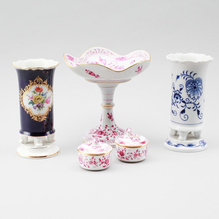 VASER, 2 st, SKÅL PÅ FOT SAMT LOCKDOSOR, 2 st, porslin, porslin, Meissen, 1900-talets mitt.