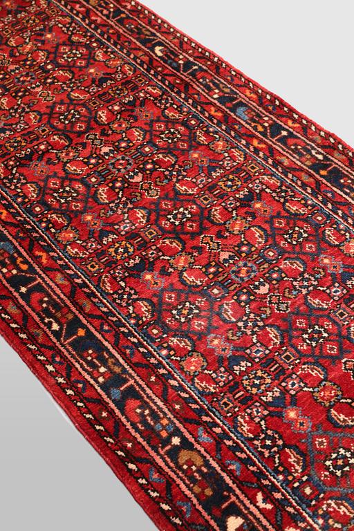 A Hamadan runner, approx. 433 x 90 cm.