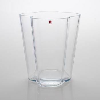 Alvar Aalto, maljakko, malli 3032, signeerattu Alvar Aalto 2006.