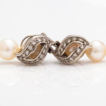A pearl collier with cultured pearls and an 18K white gold clasp with diamonds ca. 0.42 ct in total.