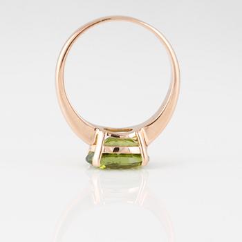 RING, 18K roséguld med fasettslipad peridot ca 2.80 ct, Italienska stämplar. Vikt 3,8 gram.