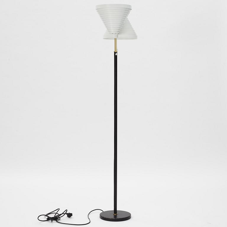 Alvar Aalto, a model A810 floor lamp,  Valaisinpaja Oy, Finland, 1900-talets slut.