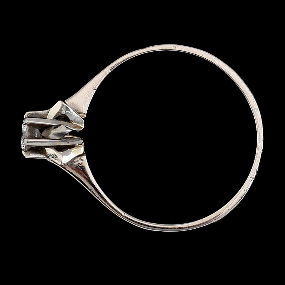 RING, 18 k vitguld med briljantslipad diamant 0.20 ct enligt gravyr. Total vikt ca 2 gram.